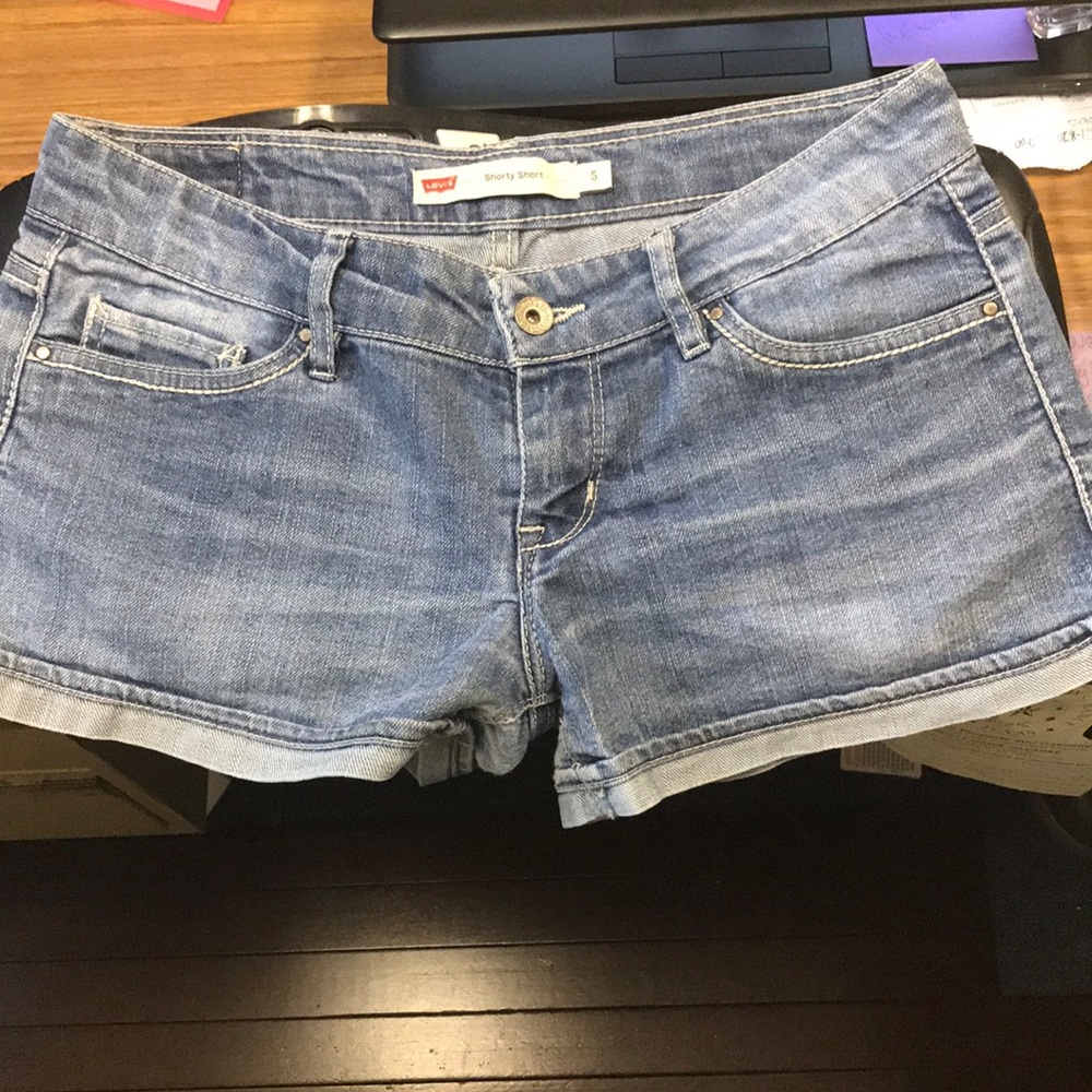 Levi’s short shorts really cute!